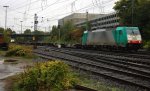 Die Cobra 2829 kommt mit einem Containerleerzug aus Belgien und fhrt in Aachen-West ein.
Und im Hintergrund steht eine Cobra 2820 bei Nieselregen am 6.10.2012.