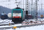 Die Cobra 2807 fhrt mit einem Containerzug aus  Gallarate(I) nach Antwerpen-Oorderen(B) bei der Ausfahrt aus Aachen-West und fhrt in Richtung Montzen/Belgien bei Schnee und Eisregen am 20.1.2013.