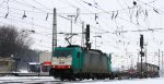 Die Cobra 2818 fhrt mit einem langen Containerzug aus Gallarate(I) nach Antwerpen-Oorderen(B) bei der Ausfahrt aus Aachen-West und fhrt in Richtung Montzen/Belgien bei starken Schneefall am Eiskalten 24.2.2013.