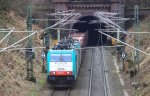 Zwei Cobra 2805 und 2811 kommen mit einem langen gemischten Gterzug aus dem Gemmenicher Tunnel aus Genk-Goederen(B)(via Kinkempois(B) nach Kln-Gremberg und fahren die Gemmenicher-Rampe hinunter nach Aachen-West. Aufgenommen bei Reinartzkehl bei Wolken am 8.3.2013.