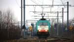 Die Cobra 2819 kommt mit einem langen Containerzug aus Aachen-West in Richtung Vise und fhrt durch Montzen-Gare(B) bei 1 Grad Plus am Kalten 10.3.2013.