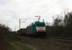 Die Cobra 2833 von Railtraxx kommt aus Richtung Montzen-Gare(B) mit einem langen KLV-Containerzug aus Genk-Goederen(B) nach Frankfurt-Hchstadt und fhrt in Richtung Aachen-West.