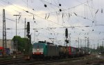 Die Cobra 2821 fhrt mit einem langen Containerzug aus Gallarate(I) nach Zeebrugge(B) bei der Ausfahrt aus Aachen-West und fhrt in Richtung Montzen/Belgien bei Sonne und Wolken am Abend des 14.5.2013.