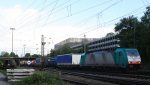 Die Cobra 2811 kommt aus Richtung Montzen/Belgien mit einem langen Containerzug aus aus Antwerpen-Oorderen(B) nach Gallarate(I) und fhrt in Aachen-West ein in der Abendsonne am 24.5.2013.