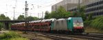 Die Cobra 2843 kommt mit einem sehr langen Toyota-Autozug aus Zeebrugge-Ramskapelle(B) nach Mszczonow(PL) und fhrt in Aachen-West ein bei Sonne und Regenwolken am 25.5.2013.