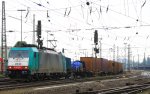 Die Cobra 2830 fhrt mit einem langen Containerzug aus Gallarate(I) nach Zeebrugge(B) bei der Ausfahrt aus Aachen-West und fhrt in Richtung Montzen/Belgien bei Sonne und Wolken am 1.6.2013.