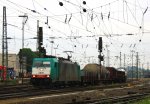 Die Cobra 2818 fhrt mit einem langen gemischten Gterzug aus Kln-Gremberg nach Antwerpen-Noord(B) bei der Abfahrt aus Aachen-West und fhrt in Richtung Montzen/Belgien bei Wolken am 9.6.2013.