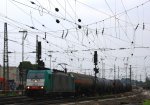 Die Cobra 2823  fhrt mit einem langen Kesselzug aus Ludwigshafen-BASF nach Antwerpen-BASF(B) bei der Abfahrt aus Aachen-West und fhrt in Richtung Montzen/Belgien bei Sonne und Wolken am Abend des 11.6.2013.