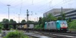 Die Cobra 2843  kommt aus Richtung Montzen/Belgien mit einem langen Containerzug aus aus Antwerpen-Oorderen(B) nach Gallarate(I) und fhrt in Aachen-West ein in der Abendstimmung bei Wolken am