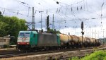 Die Cobra 2821 fhrt mit einem  kurzen Kesselzug aus Schwedt(Oder) nach  	Antwerpen-Rhodesie(B) bei der Abfahrt aus Aachen-West und fhrt in Richtung Montzen/Belgien bei Sonne und Regenwolken am 23.6.2013.