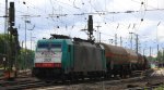 Die Cobra 2831 fhrt mit einem langen gemischten Gterzug aus Kln-Gremberg nach Antwerpen-Noord(B) bei der Ausfahrt aus Aachen-West und fhrt in Richtung Montzen/Belgien bei Sonne und Regenwolken am 23.6.2013.