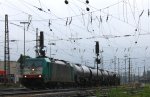 Die Cobra 2821 fhrt mit einem langen Kesselzug aus Ludwigshafen-BASF nach Antwerpen-BASF(B) bei der Abfahrt aus Aachen-West und fhrt in Richtung Montzen/Belgien bei Regenwetter am Abenbd vom 24.6.2013.