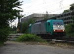 Die Cobra 2812 kommt als Lokzug aus Belgien und fhrt in Aachen-West ein in der Abendsonne und Wolken am Abend vom 26.6.2013.