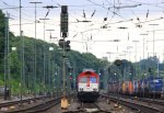 Die Class 66 PB03  Mireille  von Crossrail steht in Aachen-West und wartet auf die Abfahrt nach Belgien mit einem langen Dacia-Autozug aus Ciumesti(RO) nach Tongeren(B) in der Abendstimmung und Wolken am Abend vom 28.6.2013.