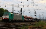 Die Cobra 2809 fhrt mit einem langen Ford-Autozug von Aachen-West nach Antwerpen(B) bei der Ausfahrt aus Aachen-West und fhrt in Richtung Montzen/Belgien in der Abendstimmung und Sonne und Wolken am Abend vom 4.7.2013.