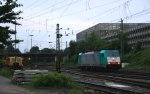 Die Cobra 2815 rangiert in Aachen-West  und auf dem Nebengleis steht eine Stopfmaschine und ein Schotterprofiliermaschine steht auf dem abstellgleis in Aachen-West in der Abendstimmung und Wolken am