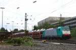 Die Cobra 2813 kommt aus Richtung Montzen/Belgien mit eienem langen Toyota-Autozug aus Zeebrugge-Ramskapelle(B) nach Mszczonow(PL) und fhrt in Aachen-West ein am 31.8.2013.