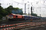 Die Class 66 PB12  Marleen  von Crossrail fhrt mit viel Qualm mit einem langen Suzuki-Autozug von Aachen-West nach Belgien bei der Ausfahrt aus Aachen-West und fhrt in Richtung Montzen/Belgien bei Regenwetter am 7.9.2013. 