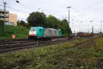 Die Cobra 2813 fhrt mit einem langen Containerzug aus Gallarate(I) nach Zeebrugge(B) bei der Ausfahrt aus Aachen-West und fhrt in Richtung Montzen/Belgien  bei Regenwetter in der Abendstimmung am