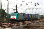 Die Cobra 2826 fhrt mit einem langen LKW-Zug aus Verona(I) nach Genk-Goederen(B)  bei der Ausfahrt aus Aachen-West und fhrt in Richtung Montzen/Belgien bei Sonne und Regenwolken am 15.9.2013.