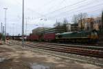 Die Class 66 PB20 von Railtraxx BVBA kommt aus Richtung Montzen/Belgien mit einem langen ECS-Containerzug aus Zeebrugge-Ramskapelle(B) nach Duisburg-Rheinhausen(D) und fährt in Aachen-West ein und im Hintergrund stehen 151 168-2 und 185 164-1 und 139 554-0 alle drei von DB stehen auf neuen Abstellgleis in Aachen-West  am Nachmittag vom 5.1.2014.