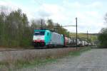 Soeben hat Cobra-Lok 2808 mit einem Containerzug am Haken den Viadukt von Remersdael überquert und rollt nun weiter in Richtung Antwerpen. Aufgenommen am 07/04/2014.  