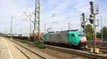 Die Cobra 2805 fährt mit einem langen Ölleerzug aus Basel(CH) nach Antwerpen-Petrol(B) bei der Ausfahrt in Aachen-West und fährt in Richtung Montzen/Belgien. Aufgenommen vom Bahnsteig in Aachen-West bei schönem Sonnenschien am 6.8.2014.