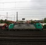 Die Cobra 2843 fährt einem Kurzen Kalkleerzug aus Hagen(D) nach Marche-les-Dames(B) bei der Ausfahrt aus Aachen-West und fährt in Richtung Montzen/Belgien.
Aufgenommen vom Bahnsteig in Aachen-West bei Gewitter und Regen am Nachmittag vom 23.8.2014.