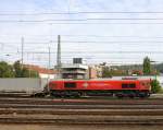 Die Class 66 PB03  Mireille  von Crossrail fährt mit einem langen Containerzug aus Segrate(I) nach Zeebrugge-Ramskapelle bei der Ausfahrt aus Aachen-West und fährt in Richtung