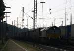 Die Class 66 PB20 von Railtraxx BVBA steht in Aachen-West mit einem langen Containerzug von Aachen-West nach Belgien.