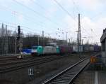 186 123 von Railtraxx kommt aus Richtung Montzen/Belgien mit einem einem langen KLV-Containerzug aus Genk-Goederen(B) nach Frankfurt-Höchstadt am Main(D) und fährt in Aachen-West ein.