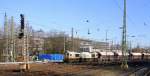 Class 77  77025 von ECR und DBS kommt als Umleiter mit einem Kurzen Kalkzug aus Hermalle-Huy nach Oberhausen und fährt in Aachen-West ein.
 Aufgenommen vom Bahnsteig in Aachen-West. 
Bei tollem Frühlingswetter am Nachmittag vom 12.3.2015.