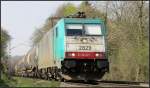 Die Cobra 2829 kommt mit einen langen Kesselwagenzug die Gemmenicher Rampe herunter und rollt nun downtown nach Aachen West. Szenario von der Montzenroute unweit vom Dreiländereck D,B,NL am 19.April 2015.