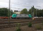 Die Cobra 2840 fährt mit einem langen gemischten Güterzug aus Köln-Gremberg nach Antwerpen-Noord(B) bei der Ausfahrt aus Aachen-West in Richtung Montzen/Belgien. Aufgenommen vom Bahnsteig in Aachen-West. 
Bei Regenwolken am Nachmittag vom 13.9.2015.