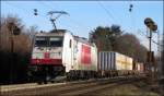 Die 186 150 der Crossrail ist mit ihrer Güterfracht auf der Montzenroute unterwegs.
Hier zu sehen am Gemmenicher Weg unweit von Aachen am 22.01.2016.