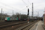Die Cobra 2836 kommt aus Richtung Montzen/Belgien mit einem langen gemischten Güterzug aus Antwerpen-Noord(B) nach Köln-Gremberg und fährt in Aachen-West ein. Aufgenommen vom Bahnsteig in Aachen-West. 
Bei Regenwolken am Nachmittag vom 24.3.2016. 