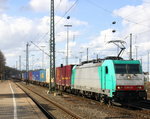 186 123 von Railtraxx steht in Aachen-West mit einem langen Containerzug aus Frankfurt-Höchstadt am Main(D) nach Genk-Goederen(B) und wartet auf die Abfahrt nach Belgien.