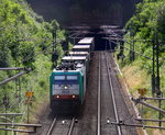 Die Cobra 2826 kommt aus dem Gemmenicher-Tunnel raus mit einem Containerzug aus Genk-Zuid-Haven(B) nach Novara(I) und fährt nach Aachen-West und rollt die Gemmenicher-Rampe herunter nach
