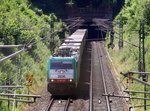 Die Cobra 2836 kommt aus dem Gemmenicher-Tunnel raus mit einem Containerzug aus Genk-Zuid-Haven(B) nach Novara(I) und fährt nach Aachen-West und rollt die Gemmenicher-Rampe herunter nach