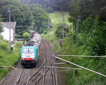 Die Cobra 2820  kommt die Gemmenicher-Rampe hochgefahren aus Aachen-West mit einem langen Kesselzug aus Ludwigshafen-BASF nach Antwerpen-BASF(B) und fährt gleich in den Gemmenicher-Tunnel hinein und fährt in Richtung Montzen/Vise(B). 
Aufgenommen in Reinartzkehl an der Montzenroute. 
Am Mittag vom 11.8.2016.