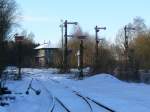 Die Westausfahrt des Bahnhof Raeren in Richtung Eupen mit dem alten Stellwerkhaus im Hintergrund.