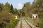 Auf der Strecke zwischen Kalterherberg und Sourbrodt kreuzen die Gleise dreimal eine Strasse. Auch hier stehen die Andreaskreuze noch, jedoch mssen die  Railbiker  Vorfahrt gewhren, worauf das Stopschild hinweist. Zu erkennen hier das  Railbike , das in einigen Metern Abstand vor uns die Abfahrt zurck nach Kalterherberg befuhr. Aufgenommen am 24/04/2011. 