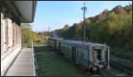 Ein schöner herbstlicher Oktobertag an der Vennbahn in Raeren,Belgien am 26.10.15.
Hier ein aktueller Blick vom westlichen Stellwerk aus auf die Strecke und den ehemaligen Bahnhof.Das Gelände und auch das Stellwerk sind frei zugänglich.