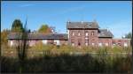 Das Bahnhofsgebäude mit Güterschuppen von Raeren,Belgien,an der ehemaligen Vennbahnstrecke aktuell vom 26.Okt.2015.