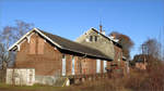 Gut in Schuß presentiert sich das bewohnte Bahnhofsgebäude von Raeren an der Vennbahn in Belgien bei schönen kalten Winterwetter am 20.Dez.2106.