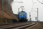 Alpha Trains Belgium 185 515, vermietet an Railtraxx, mit einem KLV-Zug im Schlepp ist bei leichtem Schneefall zwischen Oberwesel und Bacharach am 29.03.13 in Richtung Bingen unterwegs.