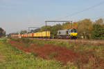 Die Class66 DE6306 (266 101) von Crossrail mit einem Containerzug in Lummen auf dem Weg nach Aachen-West.