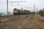 Die Class 66 DE6309 von DLC Railways kommt mit einem Containerzug aus Aachen-West und fhrt durch Montzen-Gare(B) und weiter in Richtung Vise(B) bei Nieselregen am 28.2.2012.