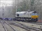 Die DLC/Crossrail Diesellok DE6301 nhert sich mit einem Gterzug dem Bahnhof von Brugge am 27.02.09.