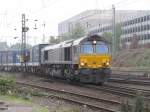 Die Class 66 DE6306 von DLC Railways kommt mit einem LKW-Walterzug aus Belgien und fhrt in Aachen-West ein. 17.10.2010